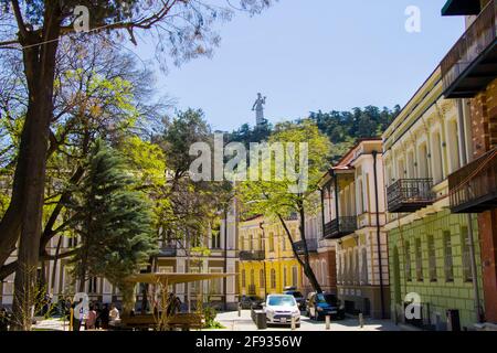 Tbilissi, Géorgie - 15 avril 2021 : ancienne façade d'architecture célèbre, place Gudiashvili dans la vieille ville et le centre-ville de Tbilissi, Géorgie. Banque D'Images