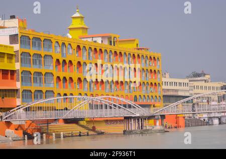 HARIDWAR, UTTARAKHAND, INDE - FÉVRIER 2021 : architecture de bâtiment coloré près du fleuve ganga à Haridwar pendant la foire de Kumgh. Banque D'Images