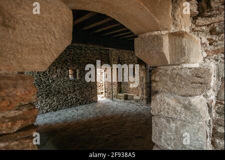 Vue intérieure sur l'une des chambres du château en ruines du Château Rocher. Saint-Rémy-de-Blot, Puy-de-Dôme, Auvergne-Rhône-Alpes, France, Europe Banque D'Images