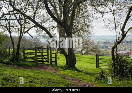 Une porte de baiser sur la West Mendip Way sur Milton Hill, au bord des Mendip Hills, surplombant la ville de Wells, Somerset, Angleterre. Banque D'Images