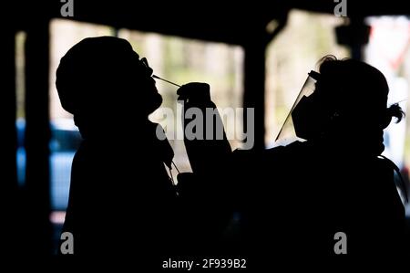 Hanovre, Allemagne. 16 avril 2021. Les aides testent un homme pour le virus corona avec un test rapide au 'Testzentrum am Zoo'. L'Institut Robert-Koch (RKI) continue de signaler une augmentation du nombre de nouvelles infections de corona en Allemagne. Credit: Julian Stratenschulte/dpa/Alay Live News Banque D'Images
