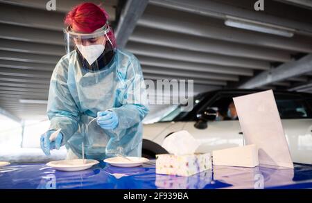 Hanovre, Allemagne. 16 avril 2021. Les assistants préparent les tests rapides de Corona au 'Testzentrum am Zoo'. L'Institut Robert Koch (RKI) continue de signaler une augmentation des nouvelles infections à Corona en Allemagne. Credit: Julian Stratenschulte/dpa/Alay Live News Banque D'Images