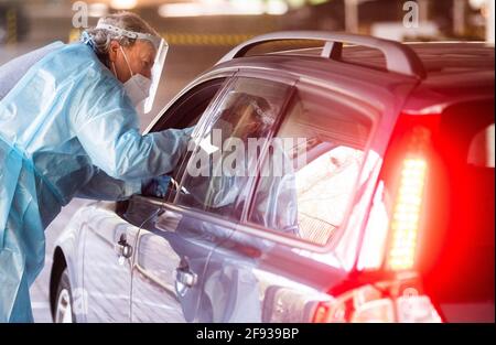 Hanovre, Allemagne. 16 avril 2021. Les aides testent les occupants de la voiture au centre d'essai du zoo avec des tests rapides pour le nouveau virus corona. L'Institut Robert-Koch (RKI) continue de signaler une augmentation des nouvelles infections de corona en Allemagne. Credit: Julian Stratenschulte/dpa/Alay Live News Banque D'Images