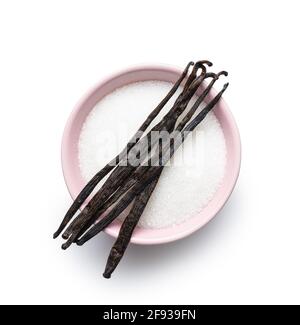 Gousses de vanille et sucre dans un bol. Bâtonnets de vanille isolés sur fond blanc. Banque D'Images