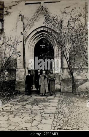 Le roi de Bavière ; Ludwig III., visite du Commando du Groupe Heeres à Sighişoara (Schässburg, Segesvar), 7.11.1916 Archiduke Karl fut à partir de juin 1916, commandant supérieur d'une sous-section du Front oriental et commanda plusieurs armées entre Brody et les Carpates. Dans le cadre de ce commandant, Archduke Karl a inspecté ses unités associées. Banque D'Images