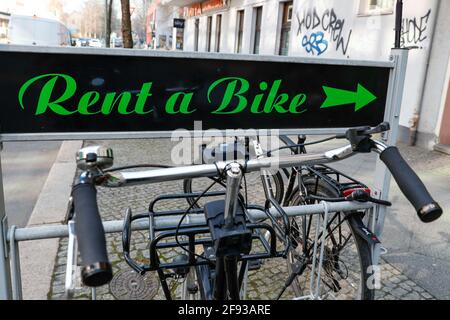 Berlin, Allemagne. 24 mars 2021. Un panneau portant l'inscription « Rent a Bike » se trouve devant la boutique de vélos « vu und ich ». Dans la boutique de Prenzlauer Berg, en plus d'acheter de nouvelles motos, vous pouvez également faire réparer votre vieux vélo et louer des vélos. Credit: Gerald Matzka/dpa-Zentralbild/ZB/dpa/Alay Live News Banque D'Images