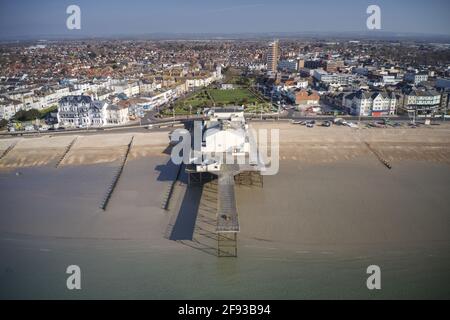 Vue aérienne de Bognor Regis Pier un bâtiment victorien situé sur une large plage lors d'une journée de printemps claire et ensoleillée à cette destination touristique populaire. Banque D'Images