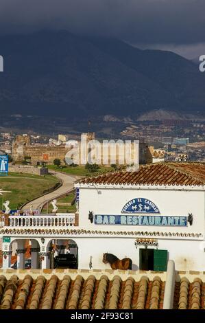 Le temps au-dessus du château de Sohail à Fuengirola, Espagne. Province de Malage, Andalousie, sur la Costa del sol. Establo el Castillo, stable, bar-restaurant Banque D'Images