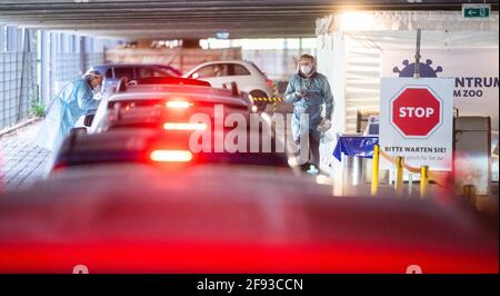 Hanovre, Allemagne. 16 avril 2021. Les aides testent les occupants de la voiture au centre d'essai du zoo avec des tests rapides pour le nouveau virus corona. L'Institut Robert-Koch (RKI) continue de signaler une augmentation des nouvelles infections de corona en Allemagne. Credit: Julian Stratenschulte/dpa/Alay Live News Banque D'Images