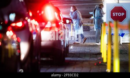 Hanovre, Allemagne. 16 avril 2021. Les aides testent les occupants de la voiture au centre d'essai du zoo avec des tests rapides pour le nouveau virus corona. L'Institut Robert-Koch (RKI) continue de signaler une augmentation des nouvelles infections de corona en Allemagne. Credit: Julian Stratenschulte/dpa/Alay Live News Banque D'Images