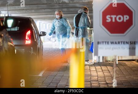 Hanovre, Allemagne. 16 avril 2021. Les aides testent les occupants de la voiture au centre d'essai du zoo avec des tests rapides pour le nouveau virus corona. L'Institut Robert-Koch (RKI) continue de signaler une augmentation des nouvelles infections de corona en Allemagne. Credit: Julian Stratenschulte/dpa/Alay Live News Banque D'Images