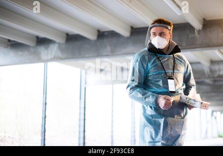Hanovre, Allemagne. 16 avril 2021. Un assistant se tient avec des tissus pour souffler son nez pour les tests rapides de Corona au 'Testzentrum am Zoo'. L'Institut Robert Koch (RKI) continue de signaler une augmentation des nouvelles infections à Corona en Allemagne. Credit: Julian Stratenschulte/dpa/Alay Live News Banque D'Images