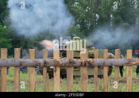 Tir d'un char, reconstruction de la guerre civile de 1919 en Russie. Russie, région de Moscou, Nelidovo 15 juillet 2017 Banque D'Images