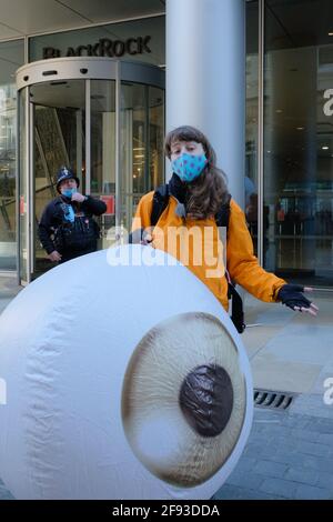 Londres, Royaume-Uni. 16 avril 2021. Un groupe d'activistes s'est réuni devant le siège social de Blackrock avec des bannières et un ensemble d'yeux gonflables géants exigeant que l'entreprise respecte sa promesse de prendre des mesures contre le changement climatique. BlackRock est le plus grand investisseur mondial dans les combustibles fossiles. Credit: João Daniel Pereira/Alay Live News Banque D'Images