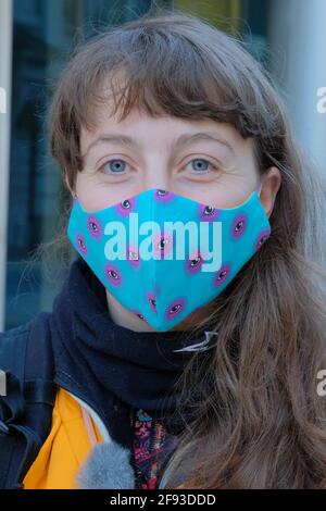 Londres, Royaume-Uni. 16 avril 2021. Un groupe d'activistes s'est réuni devant le siège social de Blackrock avec des bannières et un ensemble d'yeux gonflables géants exigeant que l'entreprise respecte sa promesse de prendre des mesures contre le changement climatique. BlackRock est le plus grand investisseur mondial dans les combustibles fossiles. Credit: João Daniel Pereira/Alay Live News Banque D'Images