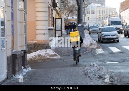 Vinnytsia, Ukraine - 14 février 2021 : un logo Glovo sur le sac livraison de nourriture livreur en ville. Livraisons de nourriture de restaurant pendant le coronavirus CO Banque D'Images