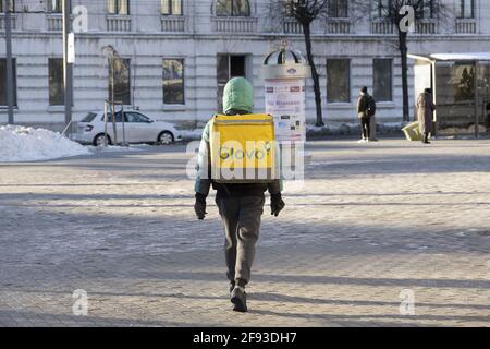 Vinnytsia, Ukraine - 16 février 2021 : un logo Glovo sur le sac livraison de nourriture livreur. Livraisons de nourriture de restaurant pendant le coronavirus COVID-19. Banque D'Images