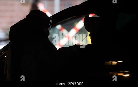 Hanovre, Allemagne. 16 avril 2021. Les aides testent les occupants de la voiture pour le virus corona avec des tests rapides au centre d'essai du zoo. L'Institut Robert-Koch (RKI) continue de signaler une augmentation des nouvelles infections de corona en Allemagne. Credit: Julian Stratenschulte/dpa/Alay Live News Banque D'Images