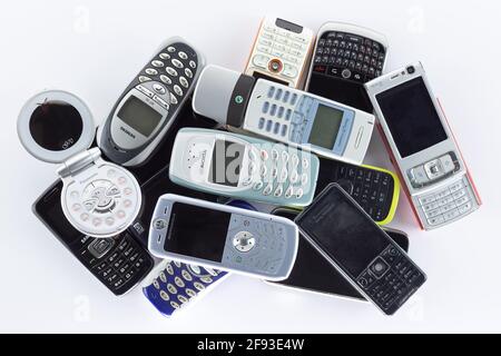 Prague, CZ- 21 janvier 2021: Tas de plusieurs vieux téléphones mobiles de marque. Différents types et générations. Divers types et générations gadgets. Éditorial Banque D'Images