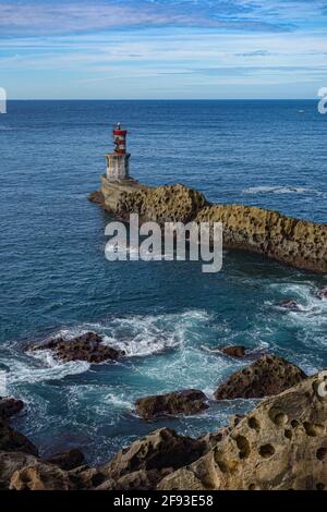 San Sebastian, Espagne - 1er mars 2021 : le phare de Puntas et la côte sauvage à l'embouchure du Rio Oyarzun à Pasajes Banque D'Images