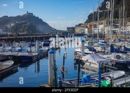 San Sebastian, Espagne - 2 avril 2021 : bateaux dans le port de plaisance de la baie de la Concha au pied du mont Urgull Banque D'Images