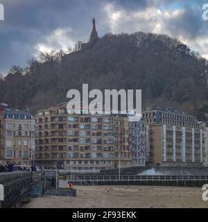 San Sebastian, Espagne - 19 février 2021 : coucher de soleil sur Monte Urgull depuis la plage de Zurriola Banque D'Images