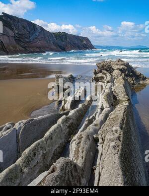 Zumaia, Espagne - 17 mars 2021 : formations rocheuses de la plage de Zumaia, pays Basque, Espagne Banque D'Images