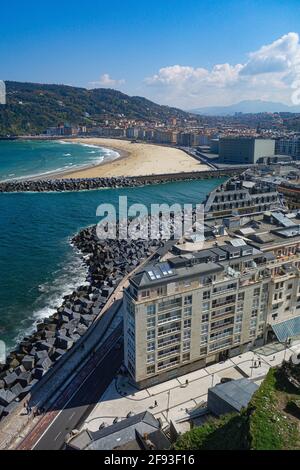 San Sebastian, Espagne - 2 avril 2021 : vues sur la plage de gros et Zurriola depuis le Monte Urgull à San Sebastian Banque D'Images