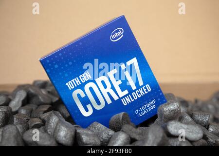 Prague, CZ-14 janvier 2021: Emballage boîte livrée du processeur Intel Comet Lake-S 8 Core i7 de 10e génération pour PC de bureau en mousse d'emballage Peanuts Banque D'Images