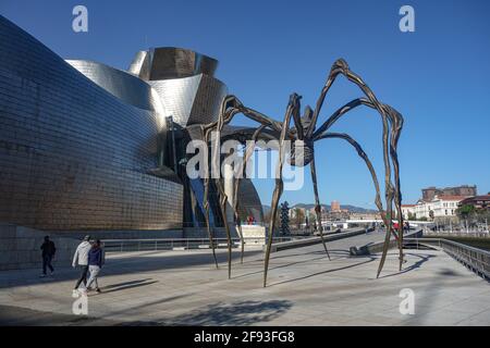 Bilbao, Espagne - 2 avril 2021 : sculpture d'araignée 'maman' exposée à l'extérieur du musée Guggenheim de Bilbao, Espagne Banque D'Images