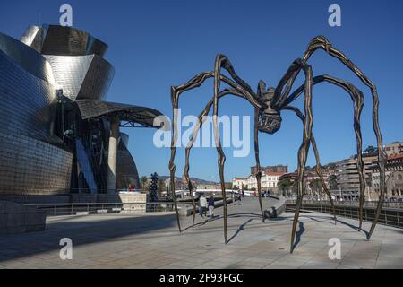 Bilbao, Espagne - 2 avril 2021 : sculpture d'araignée 'maman' exposée à l'extérieur du musée Guggenheim de Bilbao, Espagne Banque D'Images