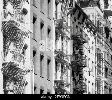 Photo en noir et blanc des bâtiments avec des évasions de feu, New York City, Etats-Unis. Banque D'Images