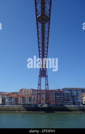 Bilbao, Espagne - 2 avril 2021 : sous le pont Vicaya sur la rivière Nervion Banque D'Images