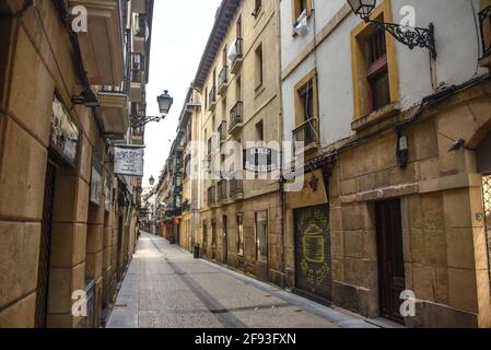 San Sebastian, Espagne - 10 janvier 2021 : les rues étroites et les bars Pintxo de la partie Vieja en début de matinée Banque D'Images