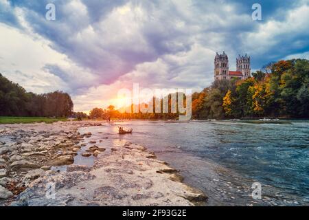 Rivière Isar, parc et église St Maximilian depuis le pont de Reichenbach. Munchen, Bavière, Allemagne. Banque D'Images