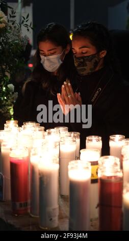 Los Angeles, Californie, États-Unis. 16 avril 2021. Deux manifestants disent une prière à une veillée aux chandelles et protestent pour appeler à la justice pour Daunte Wright après qu'il ait été abattu par des policiers. Crédit : jeunes G. Kim/Alay Live News Banque D'Images