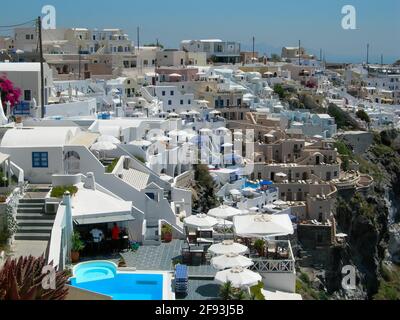 Santorini, Grèce - 1 août 2005 : le village de Fira avec les hôtels et les chambres pittoresques à louer à Santorini Grèce Banque D'Images