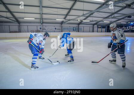 DOMZALE, SLOVÉNIE - 08 février 2018 : gros plan des patins de hockey sur glace professionnels pendant le match sur glace Banque D'Images