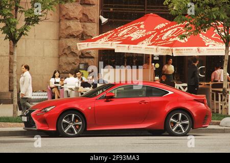 Kiev, Ukraine - 3 mai 2019: Belle Lexus rouge près d'un café dans la ville Banque D'Images