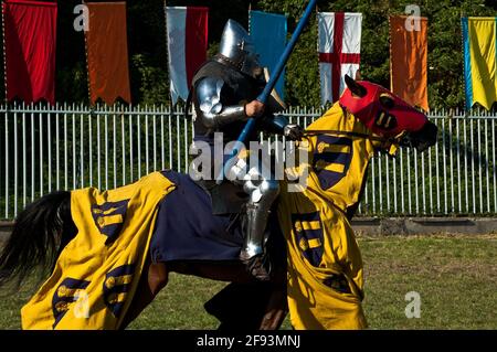 Cavalier à cheval en armure complète Banque D'Images