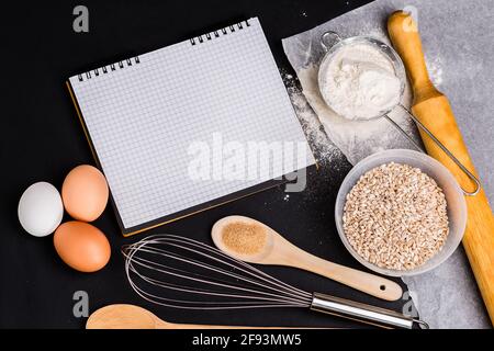 Ingrédients alimentaires sur la table, œufs de sucre et farine Banque D'Images