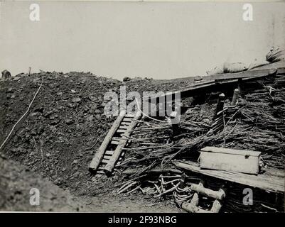 Coup de balle d'une grenade russe pendant les combats du 9 juin dans une tranchée de la 16e Compagnie du Régiment d'infanterie 6 le 369, au nord de Gebrow, reprise en juin 1916. Banque D'Images