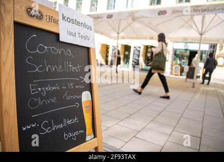 Munich, Allemagne. 16 avril 2021. Les passants font la queue devant le pour un test gratuit de Corona, qui est effectué dans un pub fermé. Credit: Peter Kneffel/dpa/Alay Live News Banque D'Images