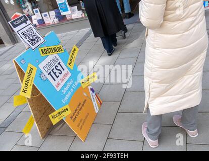 Munich, Allemagne. 16 avril 2021. Les passeurs-par file d'attente en dehors de la pharmacie Adam pour un test gratuit de Corona. Depuis quelques semaines, les pharmacies sont également autorisées à offrir gratuitement le test rapide Corona. Credit: Peter Kneffel/dpa/Alay Live News Banque D'Images