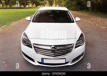 Chernihiv, Ukraine - 16 juin 2018 : Insignia Opel blanc sur la route Banque D'Images