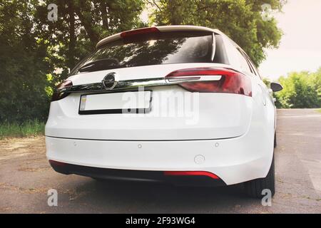 Chernihiv, Ukraine - 16 juin 2018 : Insignia Opel blanc sur la route Banque D'Images