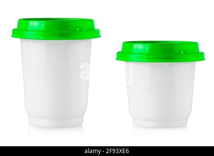 Les flacons en plastique avec couvercles verts pour les aliments. Isolé sur blanc. Banque D'Images