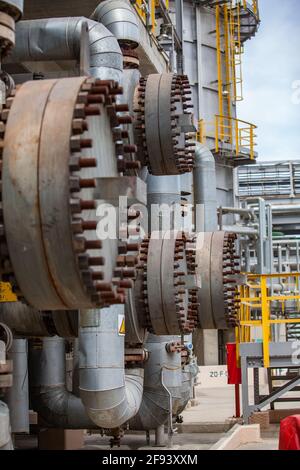 Usine de raffinage de pétrole. Équipement de réservoir haute pression gris. Vue rapprochée de l'échangeur thermique ou de la chaudière. Banque D'Images