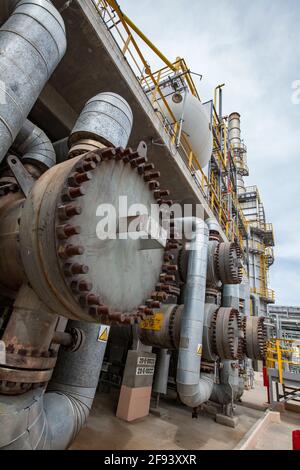 Usine de raffinage de pétrole. Équipement de réservoir haute pression gris. Système d'échangeur thermique (chaudière). Banque D'Images