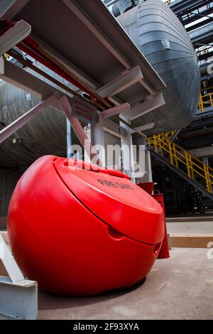 Équipement de lutte contre l'incendie. Sable dans réservoir en plastique rouge . Usine de raffinage de pétrole. Titre: 'SABLE DU FEU' Banque D'Images